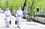 城崎温泉街を散策する訪日客。２月ごろから徐々に姿が見られるようになった＝１３日、豊岡市城崎町