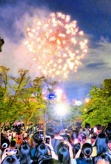 夏の夜空彩る　夜空を照らす奉納花火