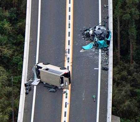 　島根県出雲市の山陰自動車道で発生した事故の現場＝３１日午後６時４０分（共同通信社ヘリから）
