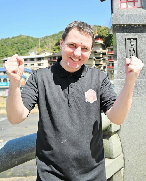  「大好きな三朝のために良い仕事をしたい」と張り切るアントニーさん＝３月２９日、三朝町三朝 