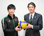 公式戦を前に「面白いバレーを届ける」と意気込む井上主将（左）と平野ＧＭ＝新日本海新聞社西部本社