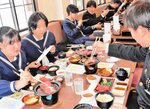 地元食材を使った給食を満喫する生徒たち＝２月２６日、香美町村岡区大糠の道の駅村岡ファームガーデン