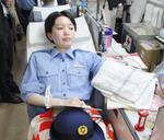 　献血する警視庁警察学校の初任科生＝１２日午後、東京都府中市