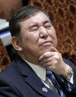 　参院予算委の集中審議で質問を聞く石破首相＝２１日