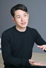 　「写真を飾ると、撮った時のことを思い出す。だから撮った日が記念日になる」と話す鈴木心さん＝東京都世田谷区