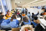 情報を共有する、全国から集まった応援派遣職員ら＝２０２４年１月、石川県志賀町（宮城県石巻市提供）