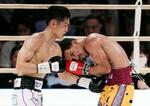 　４回、エマヌエル・ロドリゲス（右）のボディを攻める西田凌佑＝エディオンアリーナ大阪