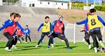 晴天の下でトレーニングに励む選手ら＝上富田スポーツセンター