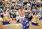 気迫あふれる横綱土俵入りを披露する照ノ富士関（中央）＝２日、新温泉町浜坂の浜坂中体育館