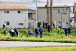 　長野県須坂市の事故現場付近を調査する鉄道事故調査官ら＝２２日午後