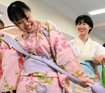 帯がほどけないようにしっかりと締める生徒たち＝３日、鳥取市東町２丁目の鳥取西高