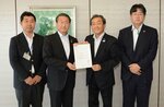 平井会長（右から２人目）に要請書を手渡す平井知事（同３人目）＝２７日、鳥取市永楽温泉町の鳥取銀行本店
