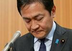 　国民民主党の両院議員総会で自らの処分が決まり、記者団への取材対応の際に頭を下げる玉木代表＝４日午後、国会