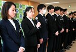辞令交付式で一人ずつ抱負を語る新入職員＝１日、香美町役場