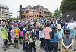 　登山者らでにぎわう富士山の山梨県側の「吉田ルート」５合目＝２０２３年９月