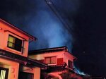 住宅街の中で上がる煙＝１７日午後８時２２分、鳥取市吉方町１丁目