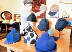 子どもから大人用まで、多彩なオリジナルデザインの帽子が並ぶ会場