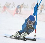 スピードに乗って大回転少年男子を制した水口京汰＝だいせんホワイトリゾート中ノ原ゲレンデ