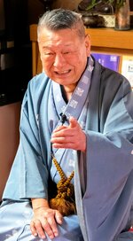 西念寺での口演を前に米子市内で落語を披露する六代目桂文吾さん＝３月２６日、同市夜見町の迎接院
