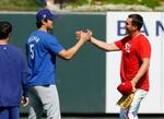 　試合前、あいさつを交わすドジャース・大谷とカージナルスのヌートバー（右）＝セントルイス（共同）