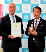 平井知事に受賞を報告した土井社長（左）
