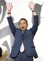 　静岡県知事選で初当選を確実にし、万歳する鈴木康友氏＝２６日夜、静岡市