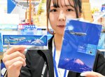 宮川さんの作品をモチーフにしたキーホルダー（左）とポストカード