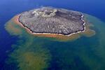 　東京・小笠原諸島の西之島。周囲の海水は火山ガスなどと反応して変色している＝１０月３０日（共同通信社機から）