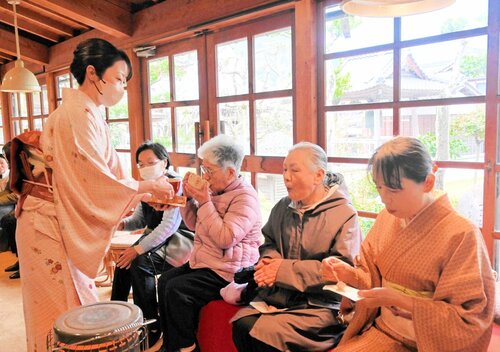 あいにくの天候のため、館内に設けられたお茶席で抹茶を楽しむ来館者たち＝３０日、新温泉町の浜坂先人記念館「以命亭」