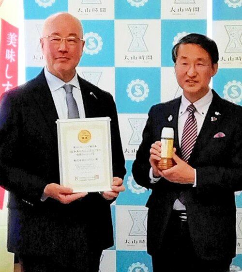 平井知事に受賞を報告した土井社長（左）