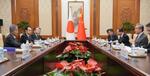 　中国の王毅外相（右端）と会談する岩屋外相（左端）＝２５日、北京の釣魚台迎賓館（代表撮影・共同）