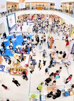 ステージを囲むように鳥取県内の自治体や団体がブースを出店したセンターコート＝２４日、門真市