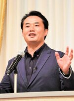 リーダーのありようについて語る杉村太蔵さん＝１３日、鳥取市のホテルモナーク鳥取