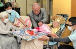 スタッフや施設利用者から１１０歳のお祝いを受ける田中さん（右から２番目）＝２日、鳥取市服部の特別養護老人ホームはまゆう