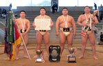 相撲の全国高校選抜大会で２年連続５度目の優勝を飾った鳥取城北＝１６日、高知県立春野総合運動公園相撲場