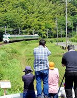 「緑やくも色」の３８１系のラストランを狙うファンら＝１４日、日野町津地