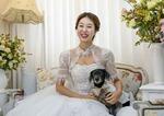 　ウエディングドレス姿で、愛犬と記念写真を撮影する康ダソム＝ソウル（共同）