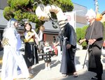 水木ロードで妖怪の仮装を楽しむ人たち