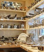 　創業４６５年の老舗調理器具専門店「鍋屋」店内に所狭しと並ぶ鍋＝２０２４年６月、名古屋市