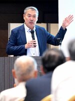 車中心の社会がもたらす弊害と構造転換の必要を説く藤井氏＝２３日、鳥取県米子市久米町のＡＮＡクラウンホテル