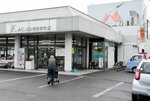 今夏に閉店する計画が示されたＡコープせきがね店。マイカーなどの移動手段を持たない住民の生活を支えている＝１５日、倉吉市関金町関金宿