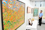 多数のひょっとこの顔を描いて人間の仏性を表現した作品などが並ぶ会場＝新温泉町千谷の八田コミュニティセンター