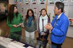展示品について河崎館長（右）から説明を受けるＥＵＨｏｌｉｄａｙｓの社員ら＝１４日、北栄町由良宿の青山剛昌ふるさと館