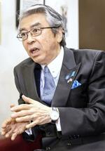 　インタビューに答える杉山晋輔氏