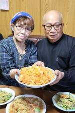 　農園の野菜で作ったタイ料理を披露するシーサアットさん（左）と夫のサタポンさん＝２０２４年３月、茨城県坂東市