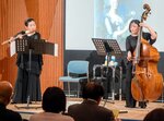 演奏を交えてバレエ音楽の歴史を解説する神庭さん（右）と東田さん