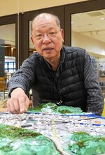 ジオラマを制作した曺弘利さん＝２月、神戸市