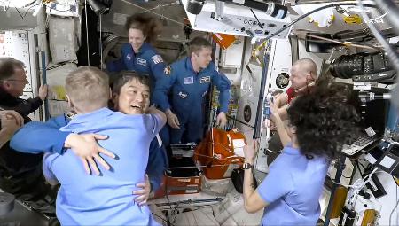 　３月、国際宇宙ステーション（ＩＳＳ）に到着し、出迎えた飛行士と抱き合う大西卓哉さん（左から３人目）。日本人飛行士として３人目となるＩＳＳ船長を務める（ＮＡＳＡの中継から）