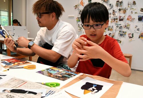 写真や文字を切り抜いてコラージュ作品作りに挑戦する親子＝１８日、倉吉市駄経寺町２丁目の鳥取県立美術館