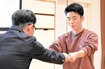 いいね賞１位を獲得し記念の盾を受け取る鳥取西高連の藤原さん（右）